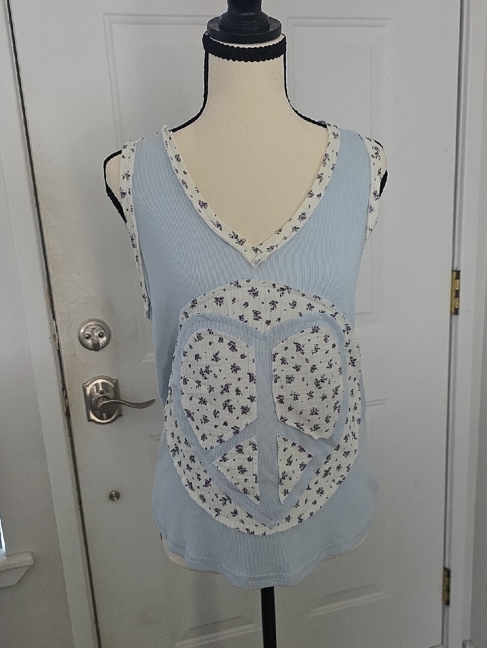 NWOT POL Light Blue Floral Peace Sign V-Neck Tank Size Small